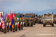 Slávnostná vojenská prehliadka pri príležitosti 75. výročia Slovenského národného povstania